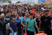 Caravana migrante sale del sureste mexicano por fallas de aplicación CBP One Ante la imposibilidad de asegurar su entrada legal a Estados Unidos mediante la aplicación del programa “CBP One”, de la Oficina de Aduanas y Protección Fronteriza de aquel país, una nueva caravana, de unos 1.500 migrantes, partió rumbo al norte de México, desde Tapachula, en el sureste.