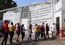 Mueren tres migrantes venezolanos tras ser arrollados por vehículo en México Migrantes hacen fila para tramitar sus visas