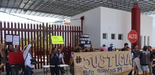 Migrantes y activistas de diferentes organizaciones protestan afuera de una estación migratoria, (3)