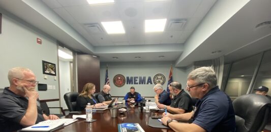 Al menos 23 personas murieron y decenas más resultaron heridas después de que un tornado arrasara las zonas rurales del oeste de Misisipi el viernes por la noche, según informa este sábado la agencia de Gestión de Emergencias de ese estado.