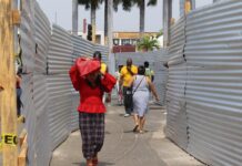 Mujeres migrantes permanecen varadas hoy, en una plaza del municipio de Tapachula en Chiapas