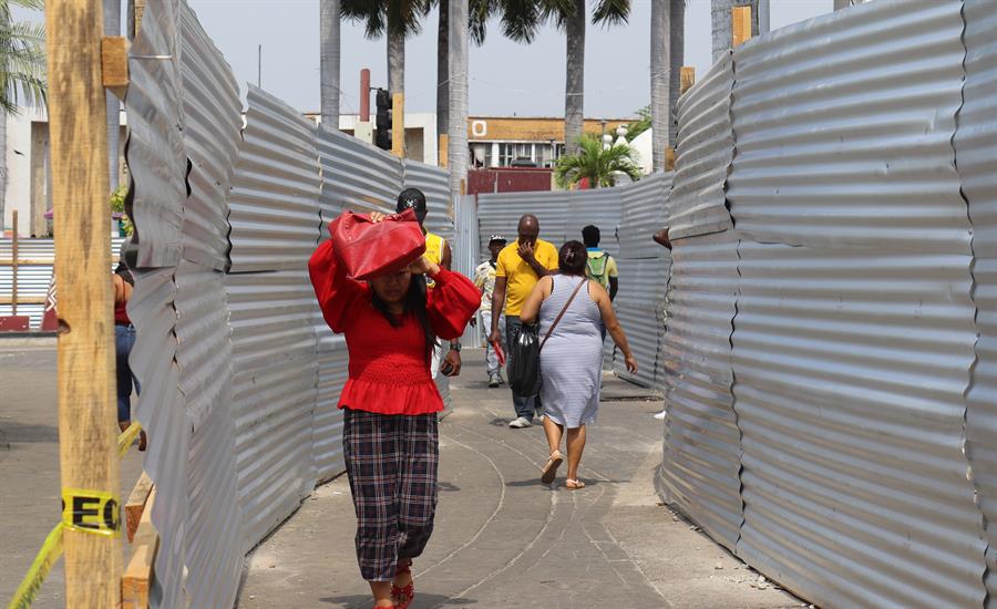 Mujeres migrantes permanecen varadas hoy, en una plaza del municipio de Tapachula en Chiapas