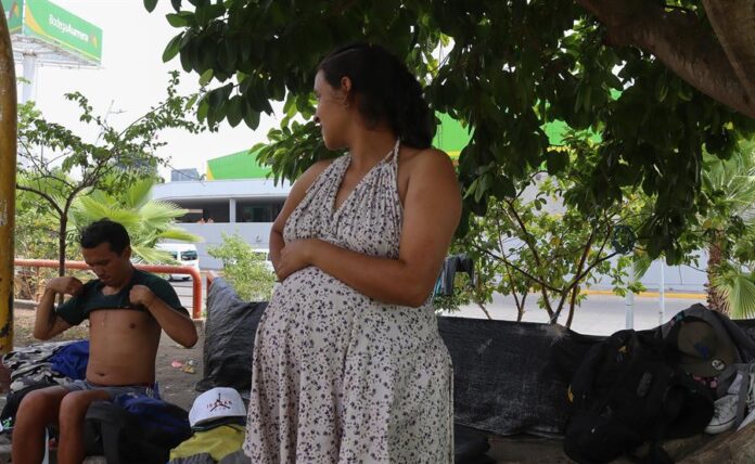 Mujeres migrantes permanecen varadas hoy, en una plaza del municipio de Tapachula en Chiapas