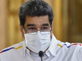 Maduro suspende su participación en Cumbre Iberoamericana por covid-19 El presidente de Venezuela, Nicolás Maduro, suspendió su participación en la Cumbre Iberoamericana que se celebra en República Dominicana, luego de que resultara positivo para covid-19 ayer, informó este sábado la vicepresidenta ejecutiva, Delcy Rodríguez, quien aclaró que se sospecha de un "falso positivo", ya que hoy ha dado negativo en dos pruebas más.