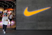 Nike dejará de usar piel de canguro para botas deportivas para finales 2023 La firma estadounidense Nike informó de que dejará de usar piel de canguro para sus productos para finales de 2023, una decisión que también fue tomada, hace dos semanas, por la marca alemana Puma.