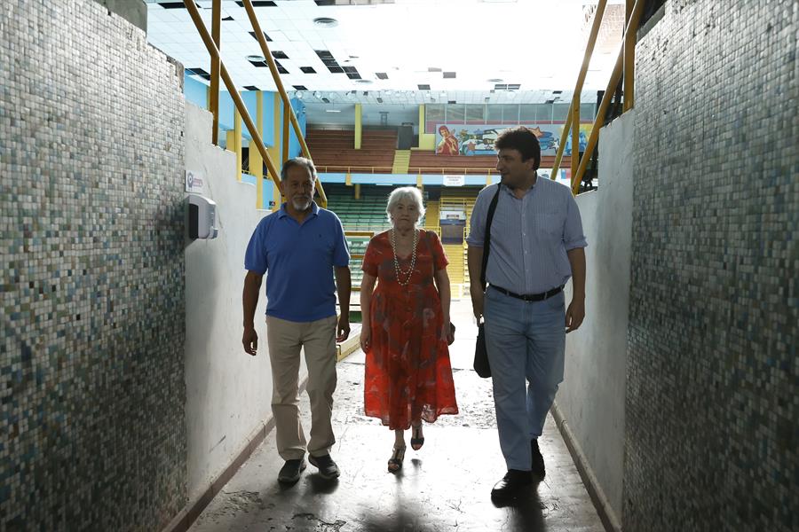 Osiel N&uacute;&ntilde;ez (i) y Cecilia Coll (c), excompa&ntilde;eros de retenci&oacute;n de V&iacute;ctor Jara, conversan con el historiador y periodista espa&ntilde;ol Mario Amor&oacute;s