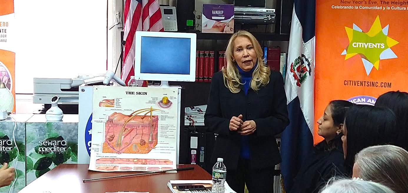 La empresaria Patria L&oacute;pez, propietaria durante m&aacute;s de tres d&eacute;cadas de Josie&rsquo;s Beauty Center Spa, ofreci&oacute; una charla especializada sobre tricolog&iacute;a, como parte del evento dedicado a las empresarias latinas en la industria de la belleza.