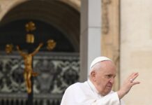 El papa Francisco se encuentra ingresado desde la tarde de hoy en el hospital Gemelli de Roma por controles programados, aunque los medios de comunicación italianos publicaron que a última hora de la mañana presentó "dificultades respiratorias" y fue trasladado en ambulancia para someterse a pruebas.