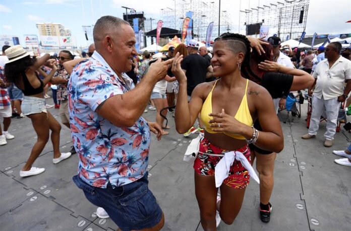 Parejas bailan durante la 39 edición del Día nacional de la Salsa hoy, en el estadio Hiram Bithorn en San Juan