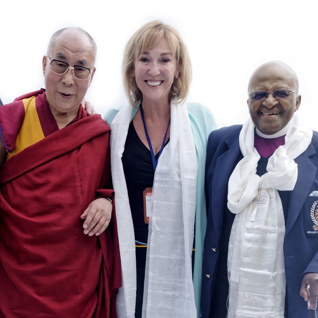 Peggy Callahan con Su Santidad el Dalai Lama y el Arzobispo Desmond Tutu.