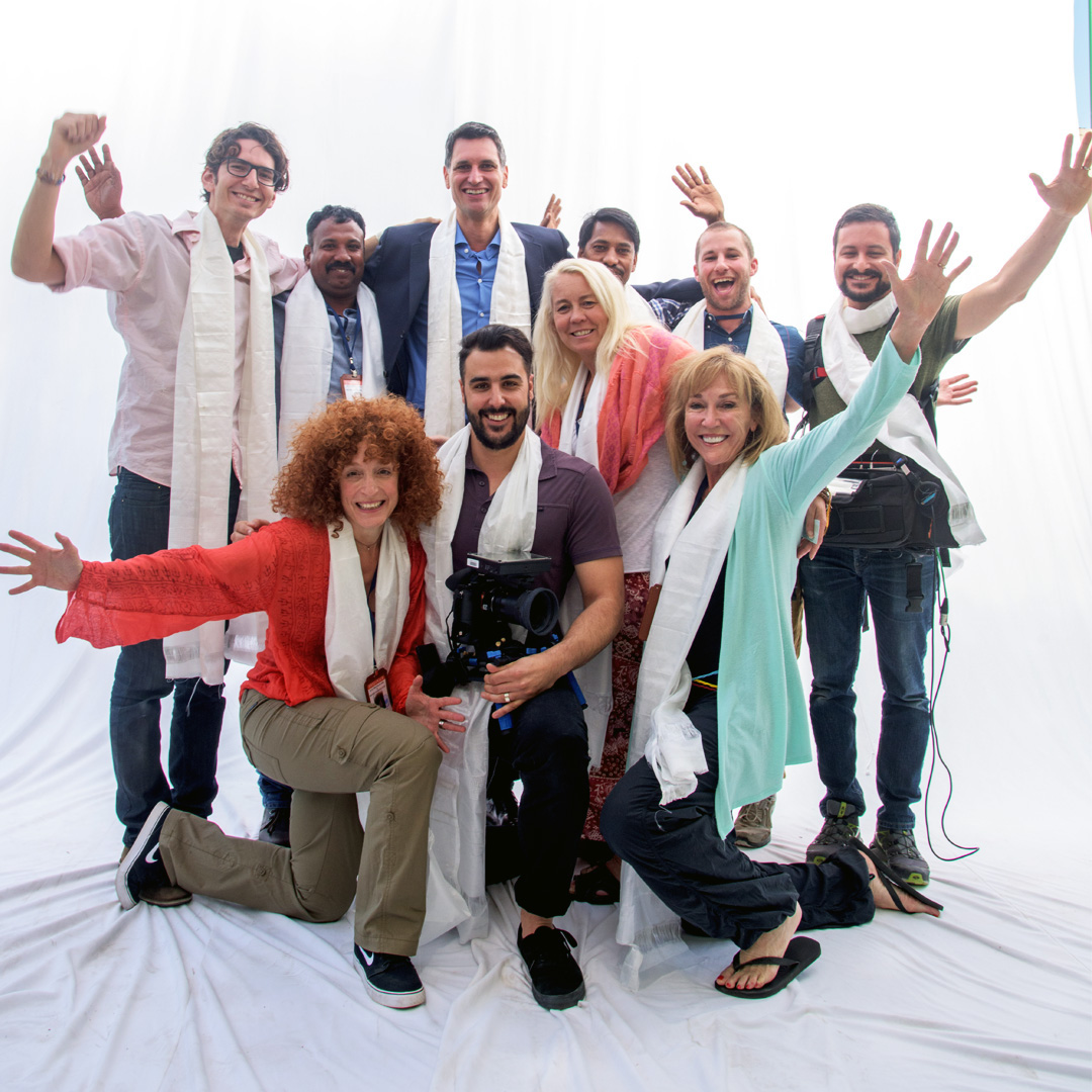 Parte del diverso equipo de filmación de la película en el recinto del Dalai Lama.