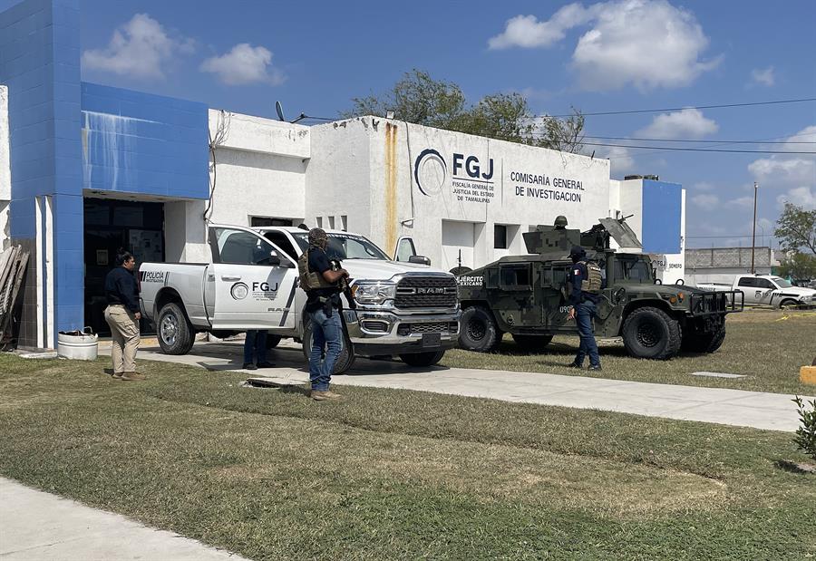 Personal de la Fiscalía General de Justicia y del Ejercito Mexicano resguardan el traslado de los cuerpos de dos ciudadanos estadounidenses