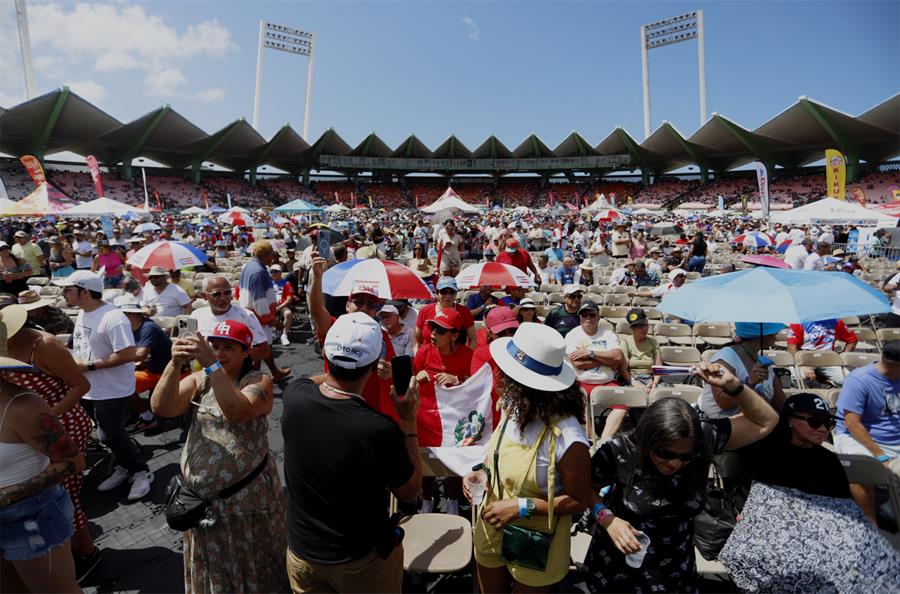 Personas asisten a la 39 edici&oacute;n del D&iacute;a Nacional de la Salsa hoy, en el estadio Hiram Bithorn en San Juan