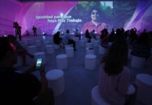 Personas asisten a la presentación de la propuesta Marea Rosa (2)