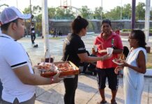 Migrantes residentes en Tapachula comparten alimentos y brigada médica Personas migrantes reciben alimentos, (1)