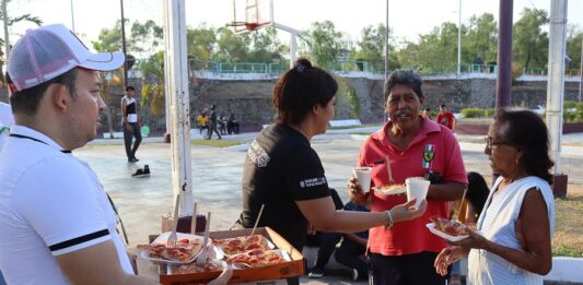 Personas migrantes reciben alimentos, (1)