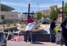 Dirigentes comunitarios y religiosos, funcionarios y activistas de El Paso (Texas) se congregaron hoy en una manifestación en honor de 39 personas que murieron por el incendio en Ciudad Juárez (México) de un albergue para migrantes, y en la que exigieron justicia.
