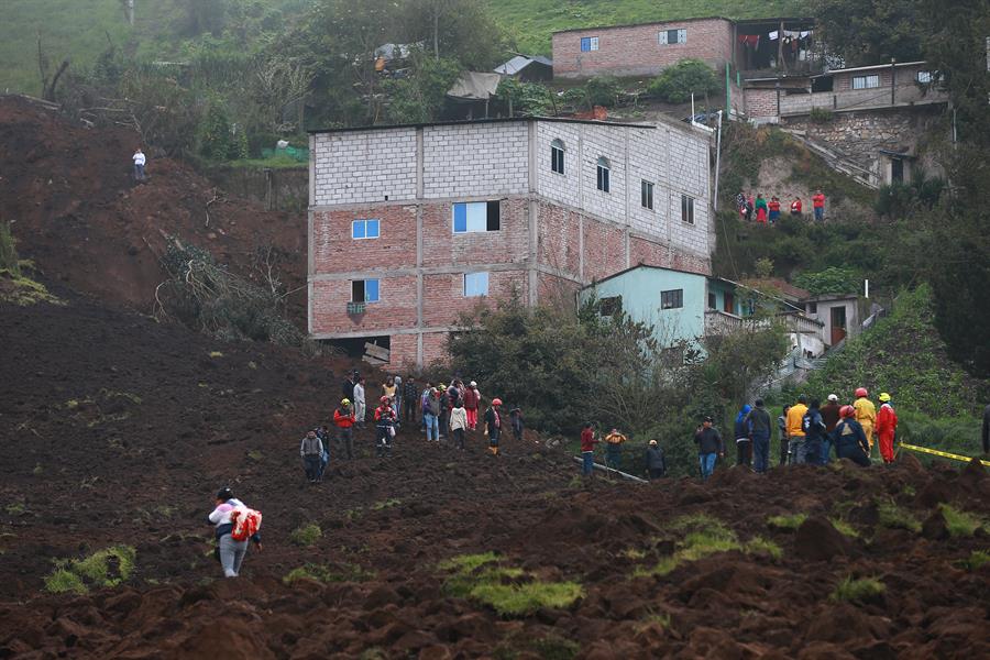 Pobladores observan los daños causados por un deslizamiento de tierra hoy, en Alausí (1)