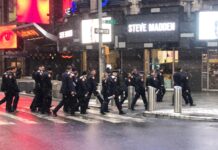 Nueva York pagará miles de dólares a manifestantes acorralados por la Policía La ciudad de Nueva York ha aceptado pagar 21.500 dólares a cada uno de los varios centenares de manifestantes que fueron acorralados, y en muchos casos golpeados o rociados con gas lacrimógeno, antes de ser detenidos por la Policía durante una protesta en 2020 a raíz del asesinato del afroamericano George Floyd a manos de un agente.