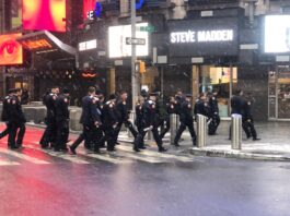 La ciudad de Nueva York ha aceptado pagar 21.500 dólares a cada uno de los varios centenares de manifestantes que fueron acorralados, y en muchos casos golpeados o rociados con gas lacrimógeno, antes de ser detenidos por la Policía durante una protesta en 2020 a raíz del asesinato del afroamericano George Floyd a manos de un agente.