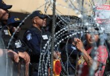Regresa normalidad a El Paso tras intento de ingreso a la fuerza de migrantes Policías estadounidenses acuden a controlar una protesta de cientos de migrantes hoy, en el Puente internacional Paso del Norte en Ciudad Juárez