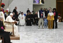 El papa Francisco recibió hoy a numerosos refugiados llegados a Europa mediante corredores humanitarios y escuchó algunas de sus historias, para después reivindicar que su integración "forma parte de su salvación".