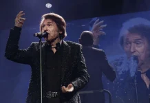 A punto de cumplir 80 años, Raphael sigue con sus giras internacionales de conciertos, que ahora quiere alternar con el cine, y cuando se le pregunta si la música ha sido su esposa y el cine una amante esporádica, responde entre risas: "Soy muy fiel, por eso he hecho tan poco cine".