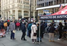Los repartidores de Nueva York, divididos en su reivindicación ante Alcaldía Repartidores del grupo Justice Workers Project y otros repartidores independientes discuten durante una manifestación (1)