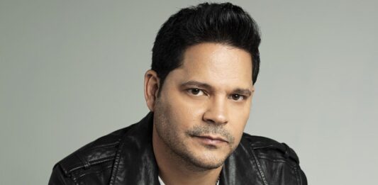 El salsero cubano radicado en Miami Rey Ruiz explora el formato de las grandes bandas en "Insuperable", el álbum de estudio número 17 de su carrera, en el que canta ocho temas de la música popular que artistas como José Alfredo Jiménez, Charles Aznavour, Agustín Lara y Nat King Cole convirtieron en éxitos.