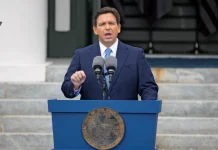 DeSantis: conmigo en la Casa Blanca no habrá "drama" a diario como con Trump El gobernador de Florida, Ron DeSantis, afirmó en una entrevista que el canal Fox News transmitirá este jueves que, a diferencia del expresidente Donald Trump, si llegase a la Casa Blanca gobernaría "sin un drama diario".