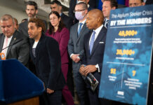 La crisis provocada por el éxodo de inmigrantes a Nueva York desde inicios de la primavera, se encuentra en una nueva etapa. La situación ha afectado a todos los neoyorquinos, comenzando por el uso de los recursos financieros de la ciudad, que provocará recortes de servicios, como el mismo alcalde advirtió.
