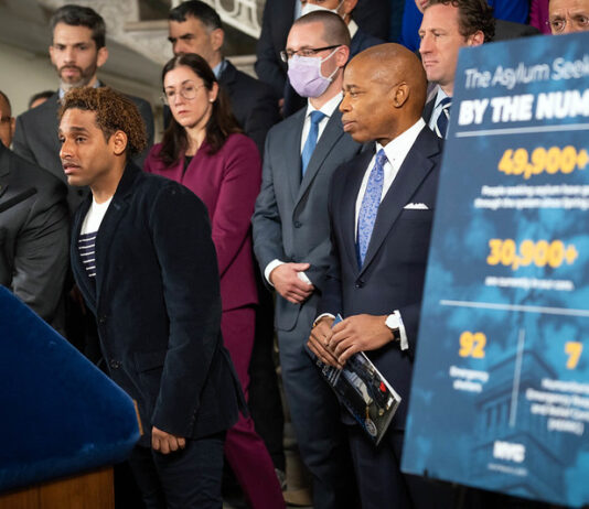 La crisis provocada por el éxodo de inmigrantes a Nueva York desde inicios de la primavera, se encuentra en una nueva etapa. La situación ha afectado a todos los neoyorquinos, comenzando por el uso de los recursos financieros de la ciudad, que provocará recortes de servicios, como el mismo alcalde advirtió.