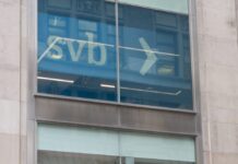 La repentina caída del Silicon Valley Bank (SVB), uno de los mayores colapsos bancarios en la historia de Estados Unidos, ha disparado las dudas sobre la salud del sector y los temores a una nueva crisis financiera.