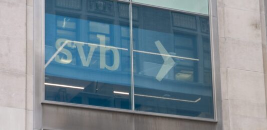 La repentina caída del Silicon Valley Bank (SVB), uno de los mayores colapsos bancarios en la historia de Estados Unidos, ha disparado las dudas sobre la salud del sector y los temores a una nueva crisis financiera.