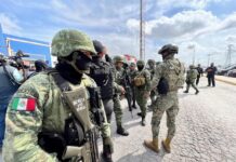 México cree que criminales secuestraron a estadounidenses por "confusión" Soldados hacen presencia durante la entrega de dos de los cuatro estadounidenses secuestrados