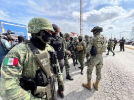 Soldados hacen presencia durante la entrega de dos de los cuatro estadounidenses secuestrados