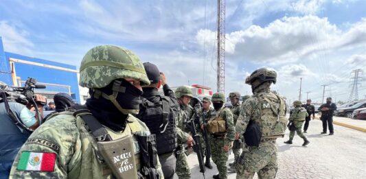 Soldados hacen presencia durante la entrega de dos de los cuatro estadounidenses secuestrados