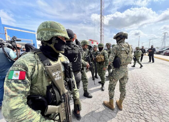 Soldados hacen presencia durante la entrega de dos de los cuatro estadounidenses secuestrados Soldados hacen presencia durante la entrega de dos de los cuatro estadounidenses secuestrados