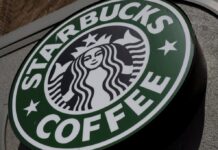El hasta ahora director ejecutivo de Starbucks, Howard Schultz, renunció a su cargo casi dos semanas antes de lo esperado y solo unos días antes de que testifique ante un comité del Senado que examina el trato que el gigante de las cafeterías da a los intentos de sindicación de sus empleados.