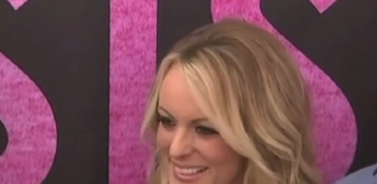 Stephanie Clifford, nacida en Baton Rouge (Luisana) en marzo de 1979, es una actriz porno conocida como Stormy Daniels y ha sido la pieza clave para que la Fiscalía de Nueva York haya podido imputar al expresidente de Estados Unidos Donald Trump por pagarle para comprar su silencio.