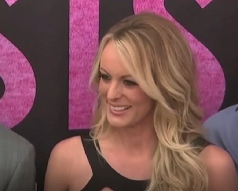 Stephanie Clifford-Stormy Daniels Stephanie Clifford, nacida en Baton Rouge (Luisana) en marzo de 1979, es una actriz porno conocida como Stormy Daniels y ha sido la pieza clave para que la Fiscalía de Nueva York haya podido imputar al expresidente de Estados Unidos Donald Trump por pagarle para comprar su silencio.