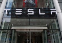 Tesla vuelve a reducir sus precios en EE.UU. para incentivar la demanda Tesla rebajó los precios en Estados Unidos de sus dos vehículos más caros, el Model X y el Model S, para incentivar la demanda y ante el aumento de la competencia en el sector.