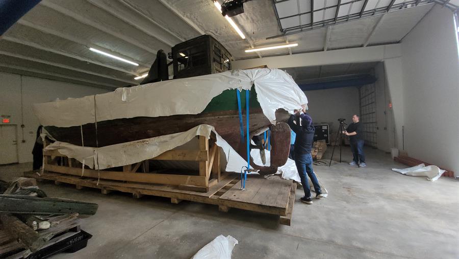 Fotografía cedida por el Museo del Holocausto donde aparecen unas personas mientras reciben a "Thor", un barco pesquero de 10,9 metros de eslora que sirvió para salvar a los judíos de Dinamarca, a su llegada al almacén de St.Petersburg (Florida, EEUU).