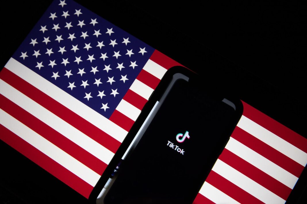 El Departamento de Justicia de Estados Unidos estaría investigando a la compañía china ByteDance, dueña de TikTok, por espiar a dos periodistas estadounidenses que cubren la industria tecnológica, según han publicado en las últimas horas varios medios del país norteamericano.