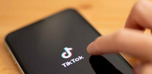 TikTok respondió este jueves al Gobierno de Estados Unidos y consideró que hacer que la compañía china dueña de la aplicación venda sus acciones no es la solución, tal y como supuestamente propone la Administración estadounidense.