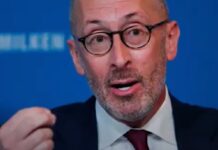 Nuevo director de SVB asegura sus fondos son de los más seguros del país Tim Mayopoulos, el nuevo director ejecutivo de Silicon Valley Bank (SVB), intervenido el pasado viernes por las autoridades estadounidenses y reabierto con un nuevo nombre -Silicon Valley Bridge Bank- aseguró hoy que la institución vuelve a operar con normalidad y que sus fondos son de los más seguros del país.