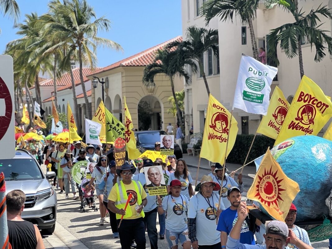 Cientos de trabajadores agrícolas de Florida concluyeron este sábado una marcha de cinco días con la que han pedido que más corporaciones minoristas de EEUU se sumen a un programa que les asegura mejores pagos y condiciones laborales.
