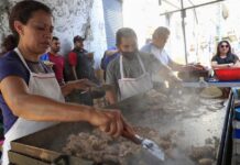 La inflación se "come" a las taquerías mexicanas en el Día del Taco Trabajadores preparan tacos en la taquería El Buen Gusto