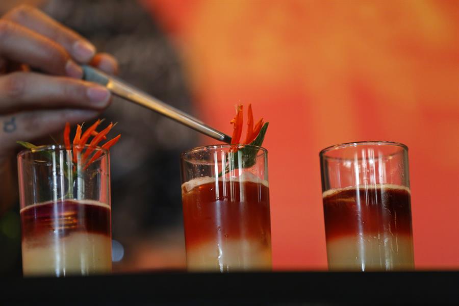 Un barista prepara una bebida durante la quinta edición del Tequila Mixology Contest (4)