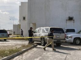 Repatrían cuerpos de dos estadounidenses asesinados en norte de México Un coche fúnebre (c) traslada los cuerpos de dos ciudadanos estadounidenses hacía su país